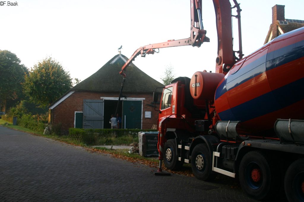 Storten van de vloer in de deel